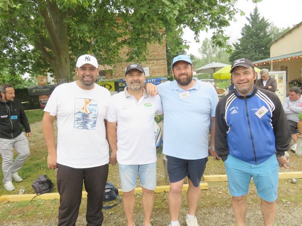 2 belles doublettes, vont s'affronter, pour un match nul au final, à la pétanque