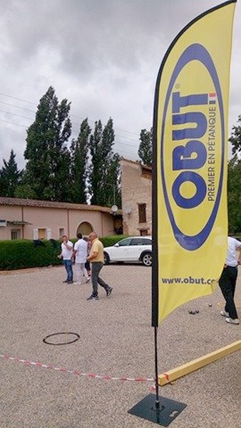 Philippe Duchein (sponsor de la compétition) taquine la petite boule OBUT