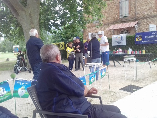 La remise de la cuillère de bois, aux 2 Pétank-Golfeurs, les moins bien classés.